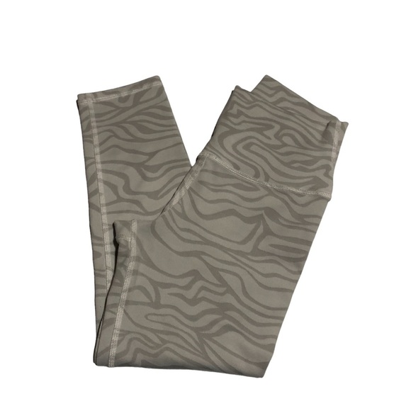 ALO Yoga Pants - Alo Airbrush Capri‎ High Waist White/Grey Zebra Print Size Small